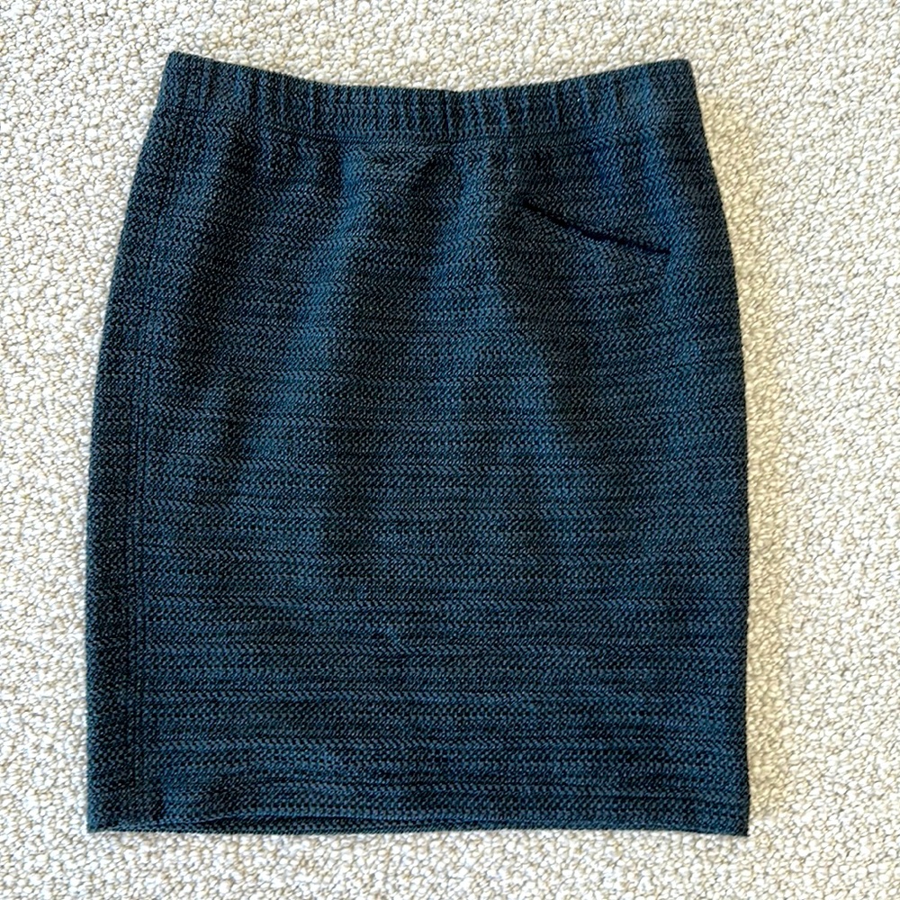 Humanoid elastic waist skirt